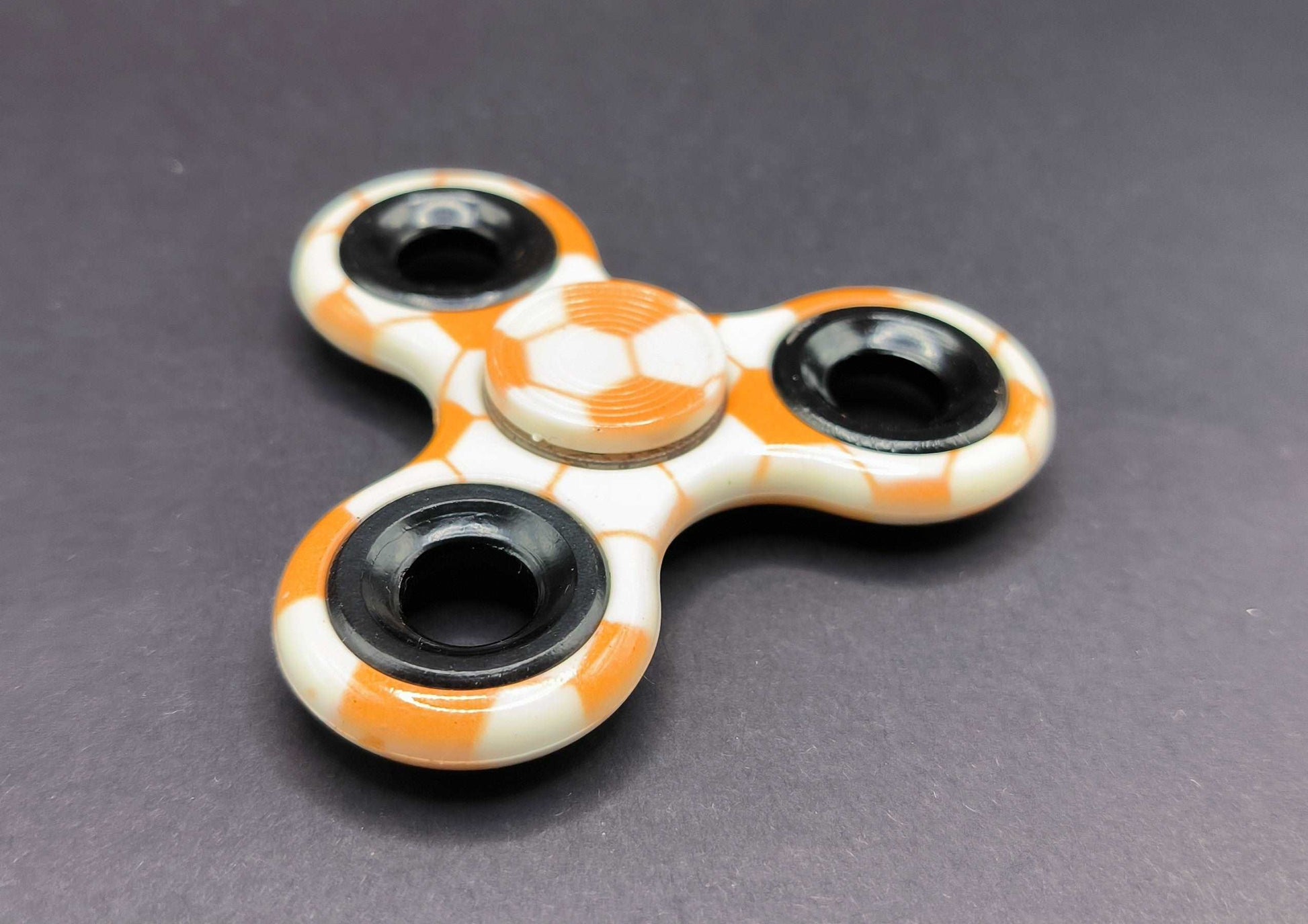 Fidget Sinner mit Kugellager Muster Fußball Orange 